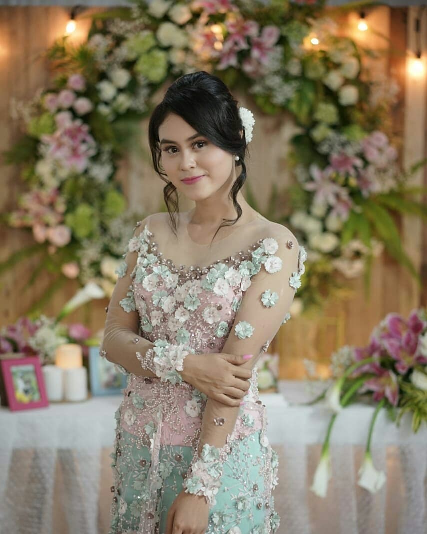 10 Foto Dwinda Ratna dalam balutan busana tradisional, manglingi