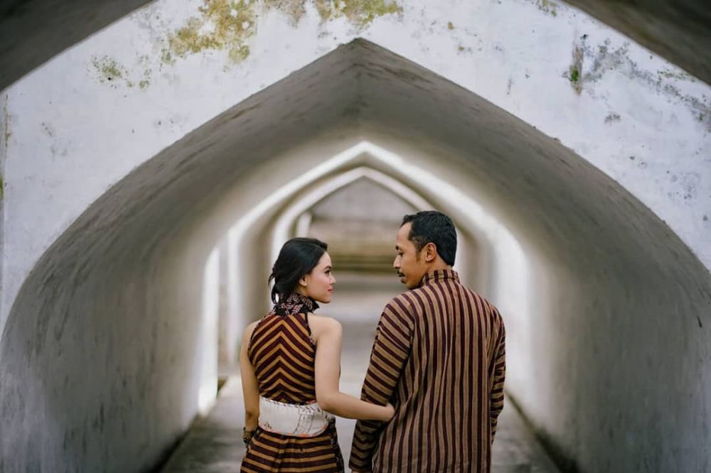 10 Foto Dwinda Ratna dalam balutan busana tradisional, manglingi