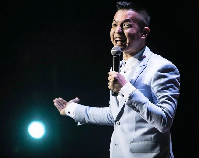 5 Catatan karier Ernest Prakasa, dari penyiar hingga sutradara