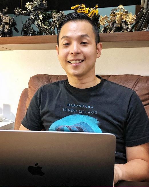 5 Catatan karier Ernest Prakasa, dari penyiar hingga sutradara