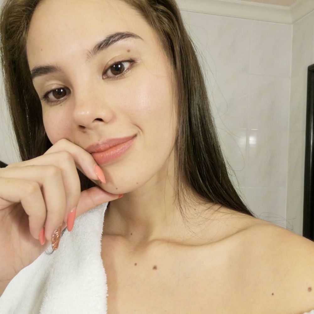 10 Potret Miss Universe 2018 tanpa makeup, tetap memesona