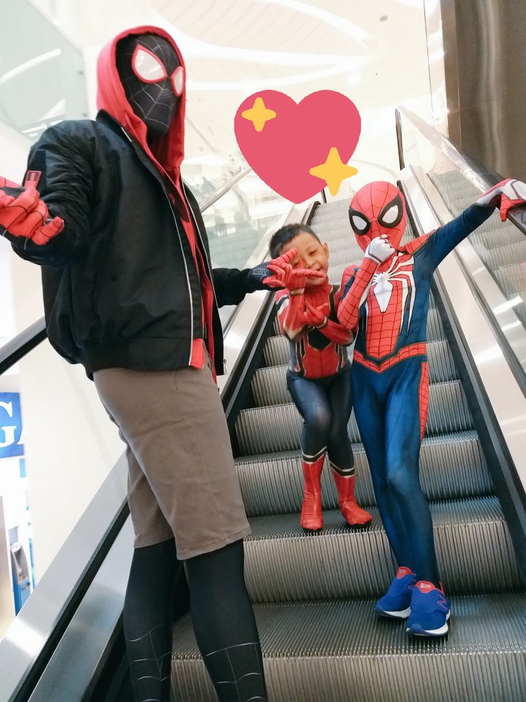 Nonton SpiderMan, ayah & anak ini pakai kostum lengkap k