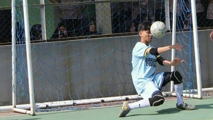 15 Foto lucu orang lagi nggak fokus ini bikin susah nahan tawa