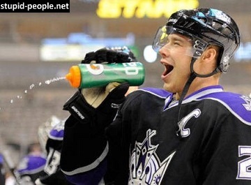 15 Foto lucu orang lagi nggak fokus ini bikin susah nahan tawa