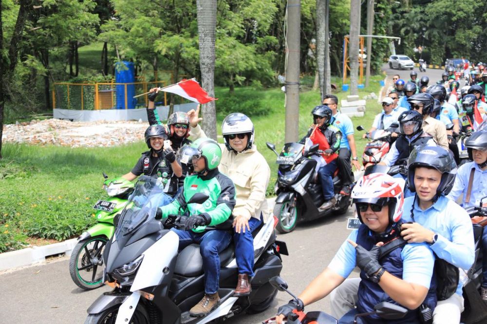 Prabowo naik ojek online, helm dan sepeda motornya jadi sorotan