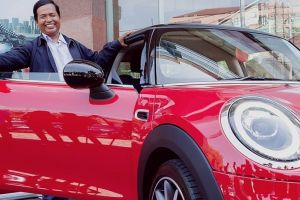 7 Momen penyerahan hadiah Mini Cooper Rp 12 ribu ke Dedi Heriyadi   