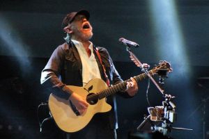 10 Fakta konser Iwan Fals, serunya sampai tuntas bikin penonton kagum 