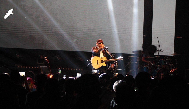 10 Fakta konser Iwan Fals, serunya sampai tuntas bikin penonton kagum 