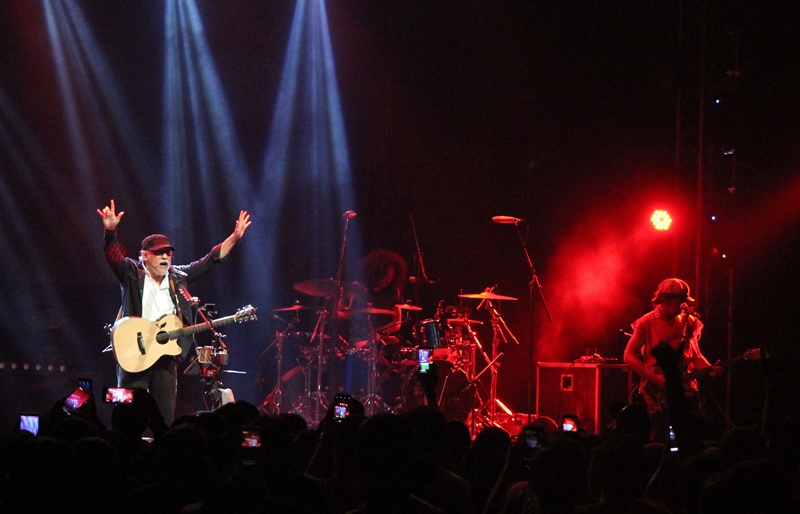 10 Fakta konser Iwan Fals, serunya sampai tuntas bikin penonton kagum 