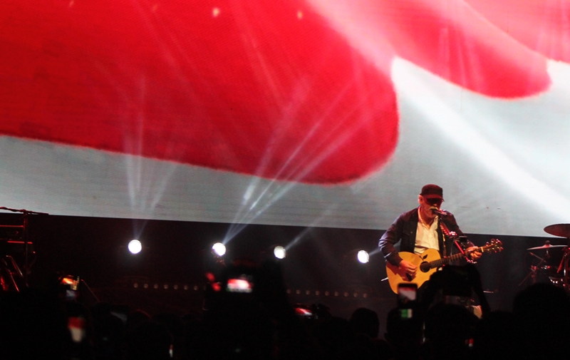 10 Fakta konser Iwan Fals, serunya sampai tuntas bikin penonton kagum 