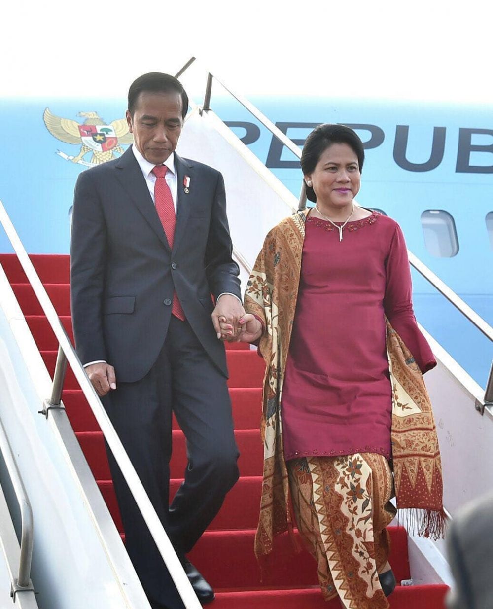 10 Momen Jokowi & Iriana bergandengan di sela bertugas, so sweet