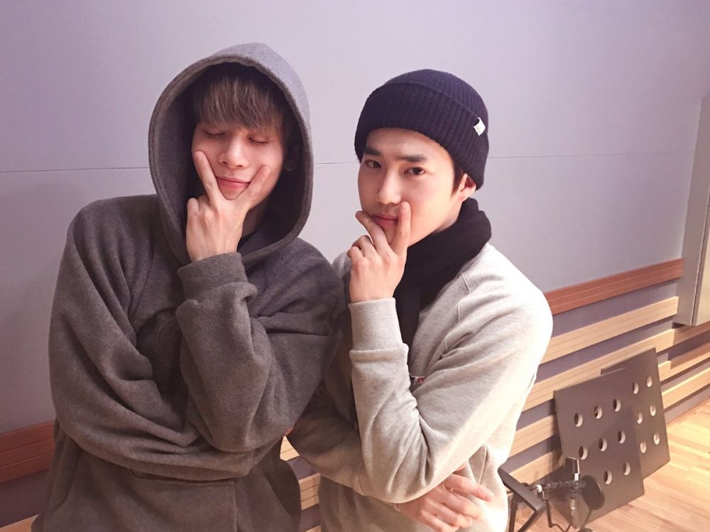 10 Momen kenangan Jonghyun SHINee & sahabat ini bikin fans rindu