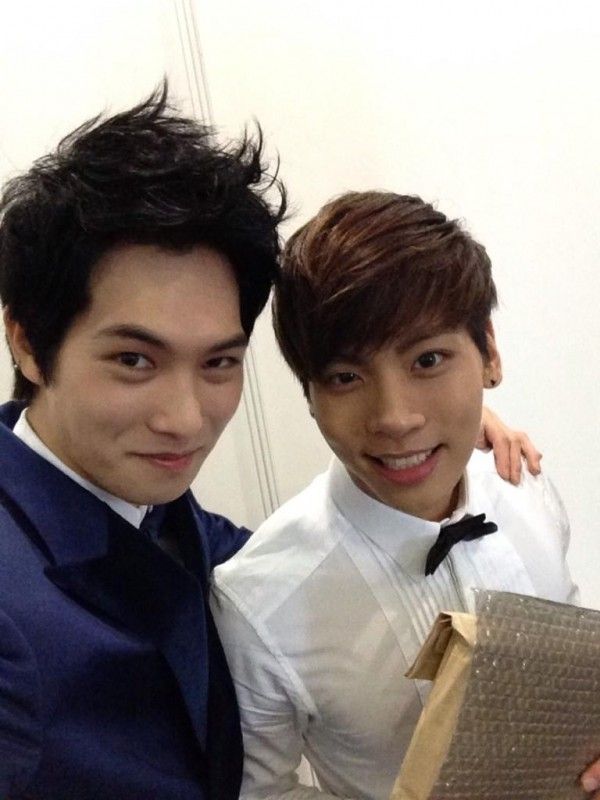 10 Momen kenangan Jonghyun SHINee & sahabat ini bikin fans rindu