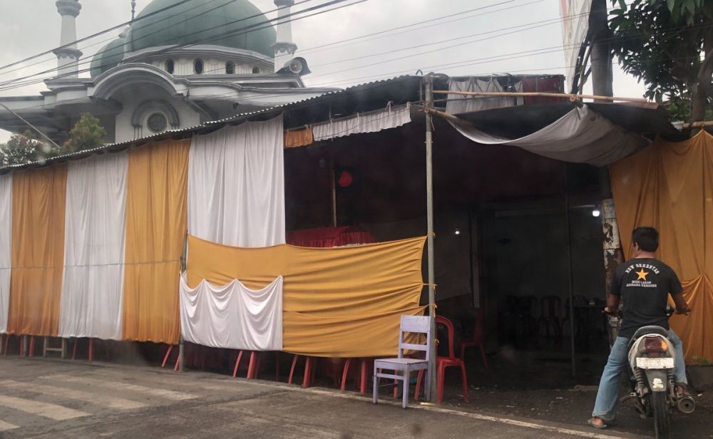 Pernikahan digelar di pinggir jalan, lampu lalu lintas jadi sorotan