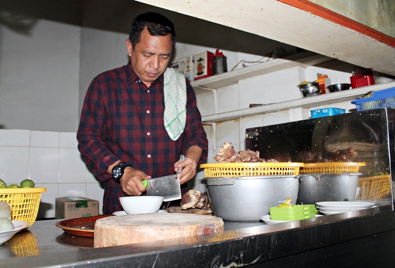 Cerita NKRI dalam semangkuk coto Makassar di Jalan Veteran   