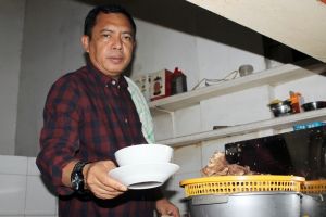 Ini dia sosok penjual coto Makassar yang ternyata seorang direktur