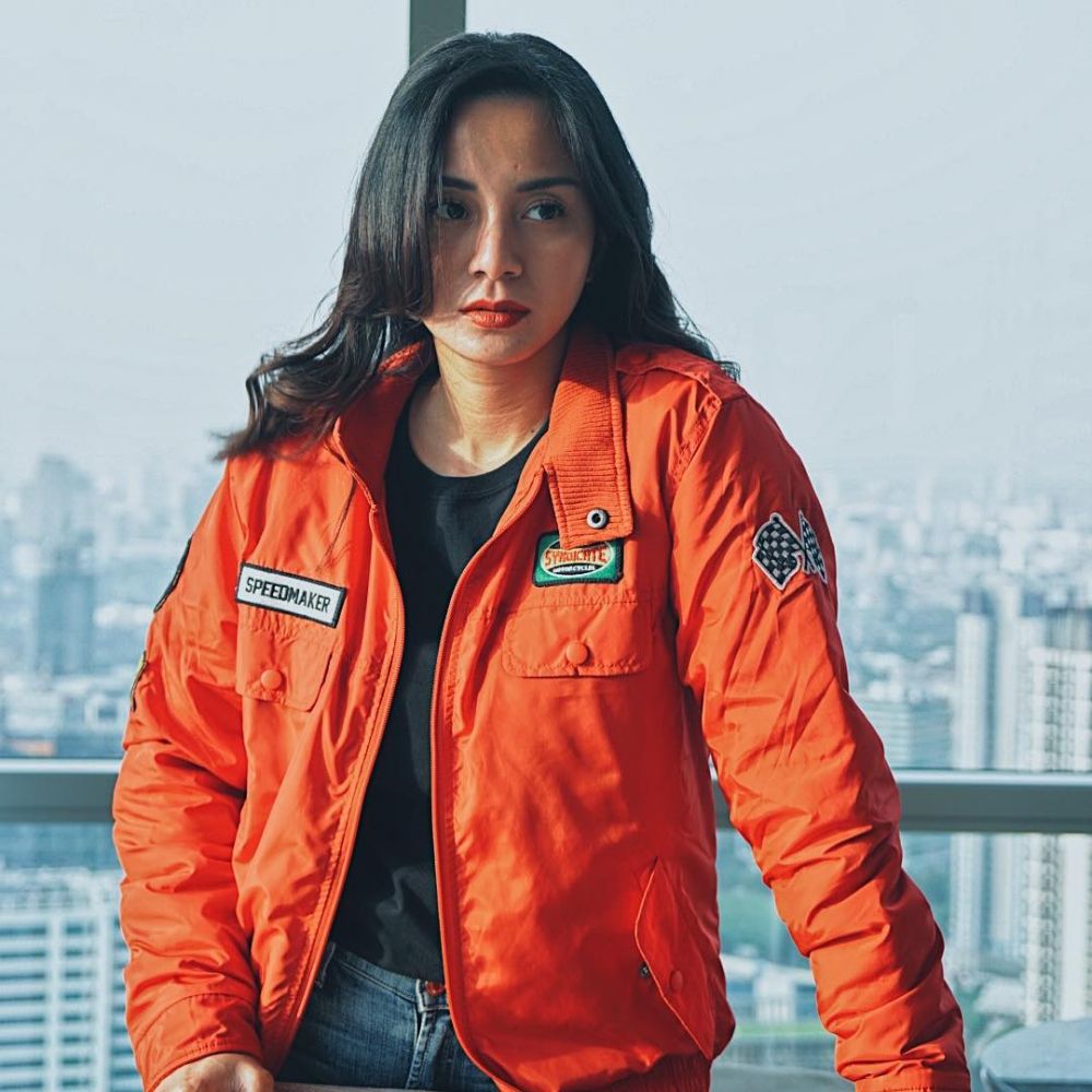 10 Bukti Kirana Larasati tetap stylish saat blusukan kampanye