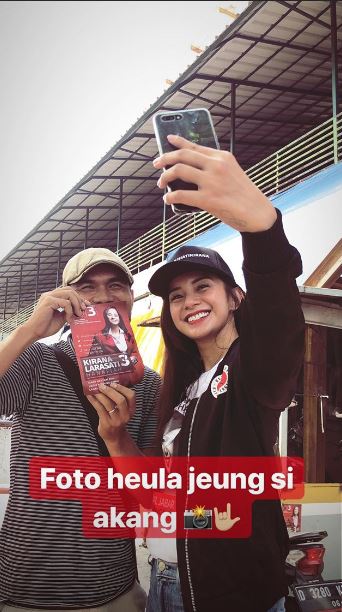 10 Bukti Kirana Larasati tetap stylish saat blusukan kampanye