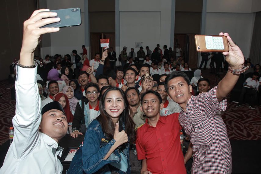 10 Bukti Kirana Larasati tetap stylish saat blusukan kampanye