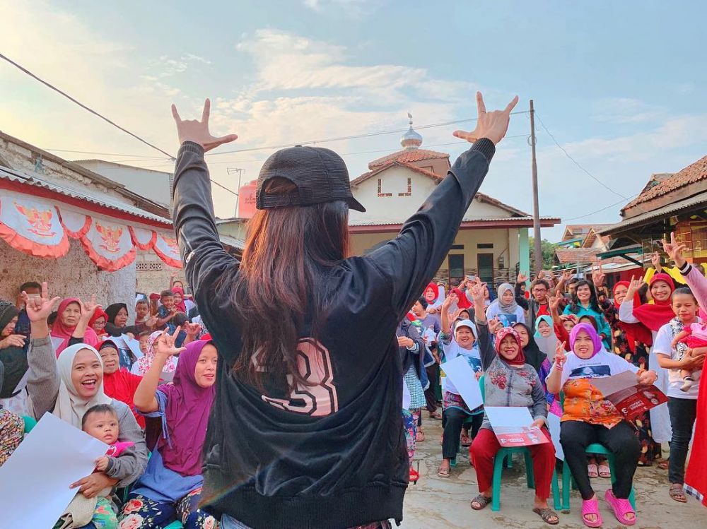 10 Bukti Kirana Larasati tetap stylish saat blusukan kampanye