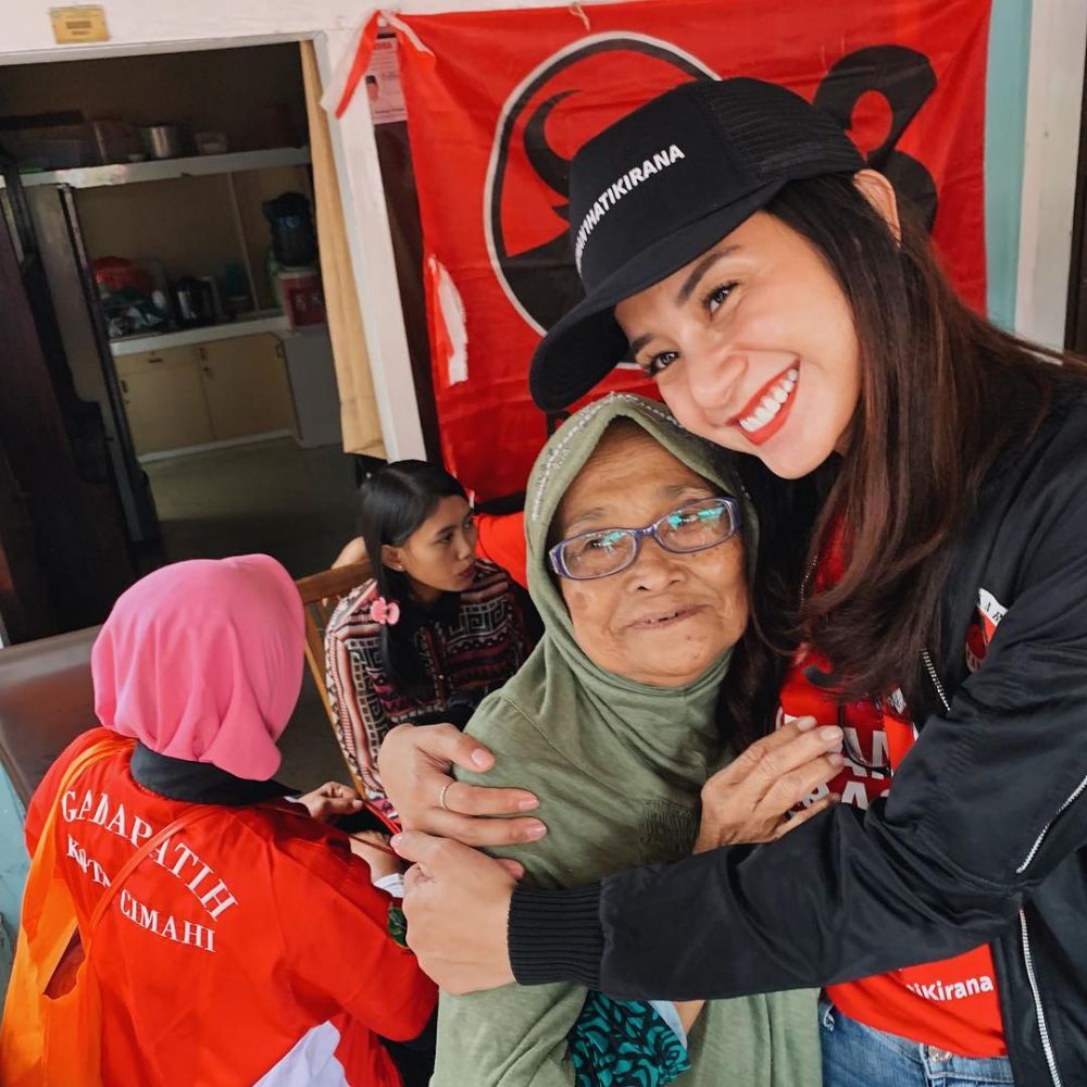 10 Bukti Kirana Larasati tetap stylish saat blusukan kampanye