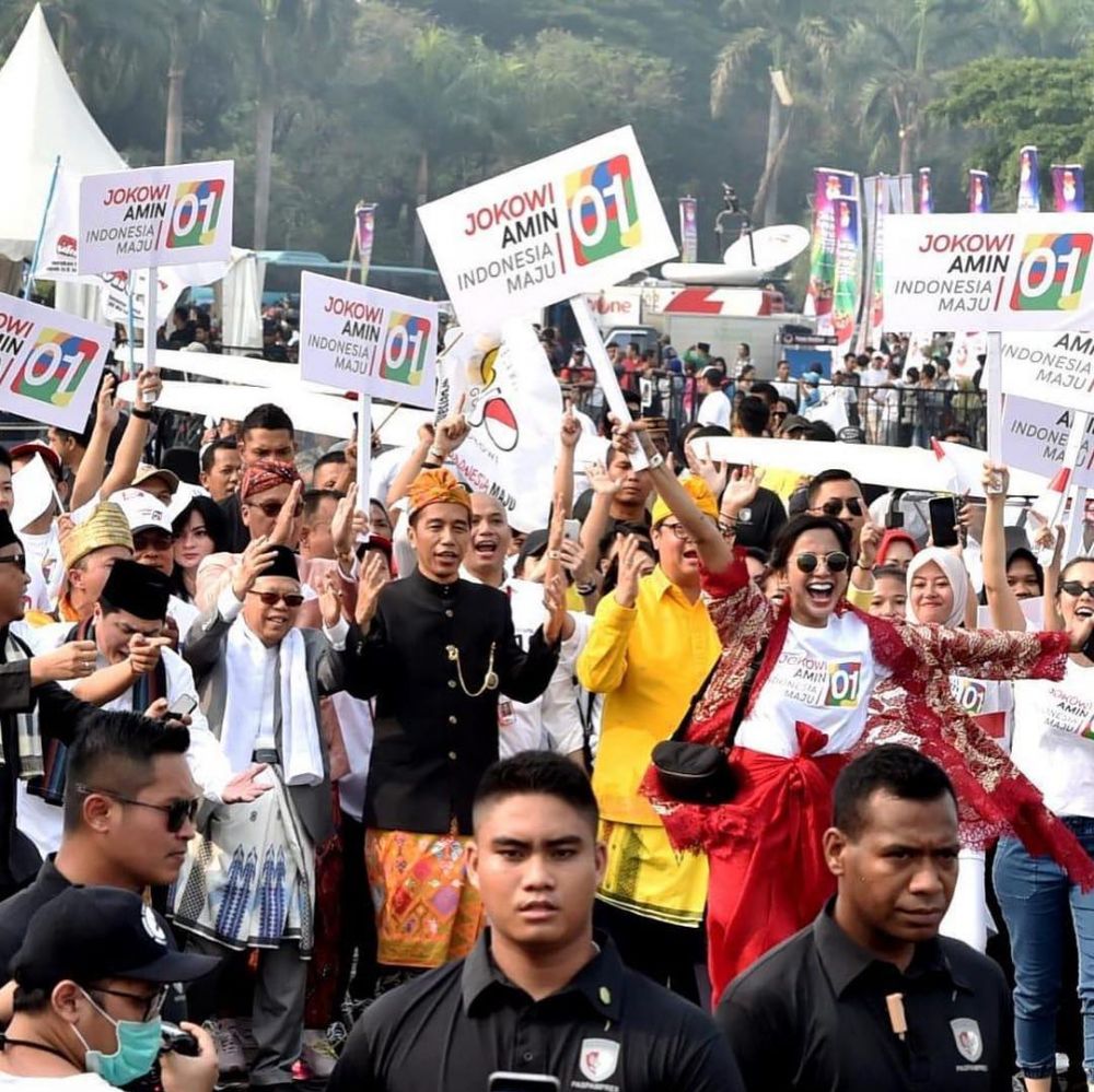 10 Bukti Kirana Larasati tetap stylish saat blusukan kampanye