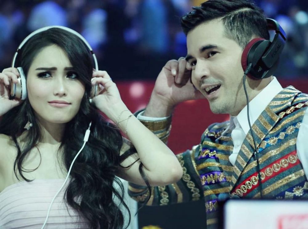 15 Potret Beniqno & Ayu Ting Ting, dari mesra hingga gaya kocak
