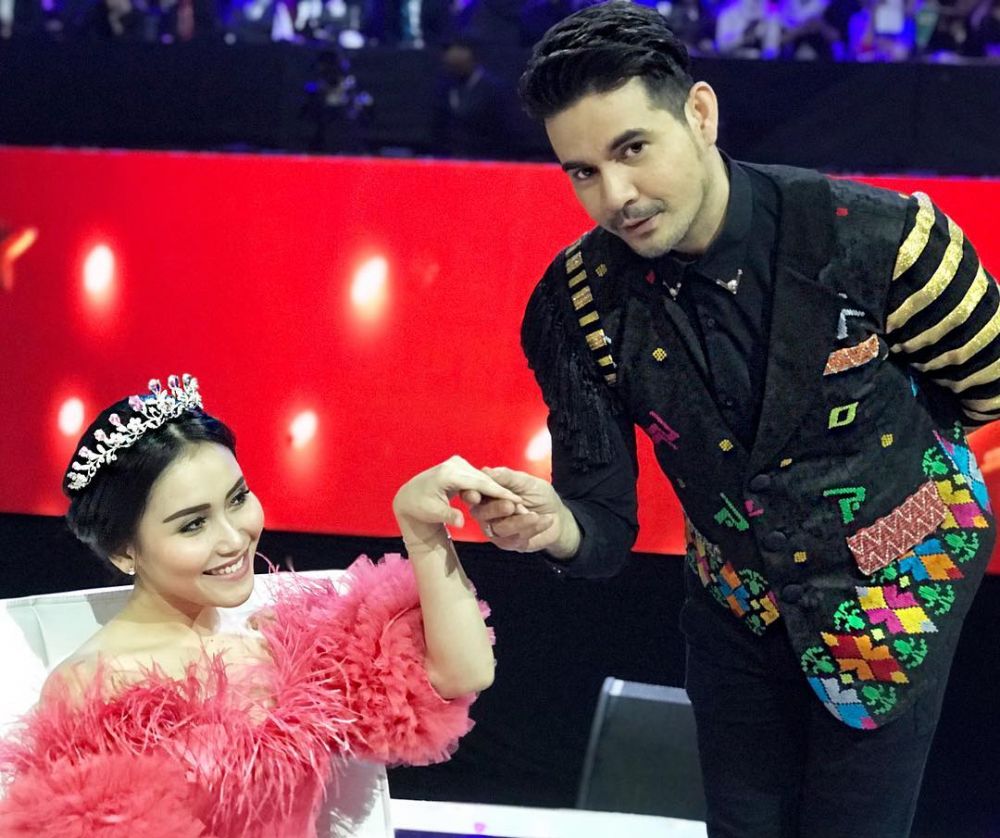 15 Potret Beniqno & Ayu Ting Ting, dari mesra hingga gaya kocak