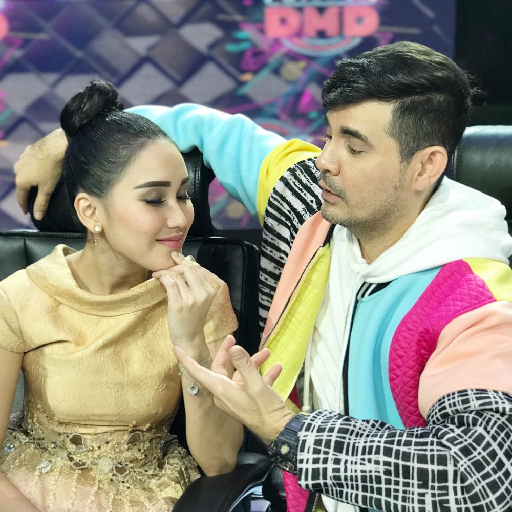 15 Potret Beniqno & Ayu Ting Ting, dari mesra hingga gaya kocak