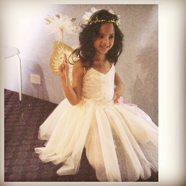 10 Potret masa kecil Catriona Gray Miss Universe 2018, imut abis