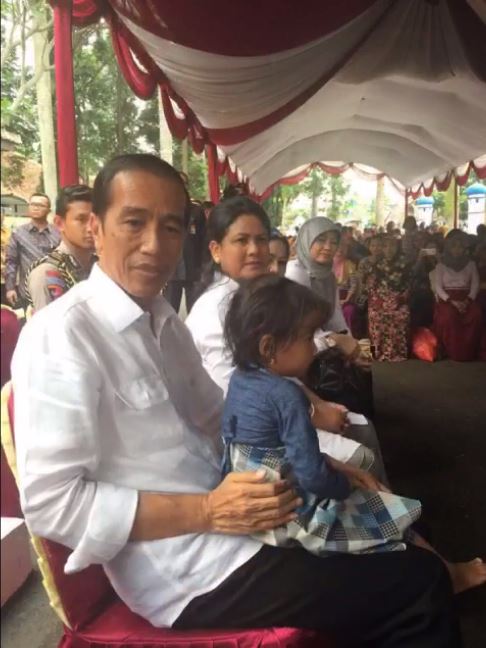 10 Momen Jokowi-Iriana gendong anak kecil saat kunjungan kerja