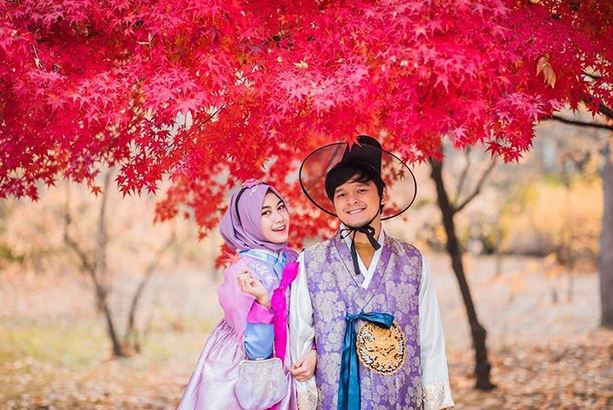 6 Seleb berhijab pakai baju Korea, pesonanya makin terpancar