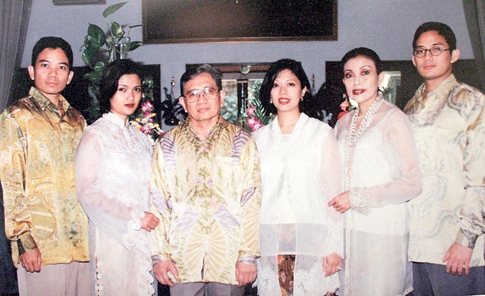 7 Foto masa muda Sandiaga Uno & Nur Asia, gaya rambutnya ikonik