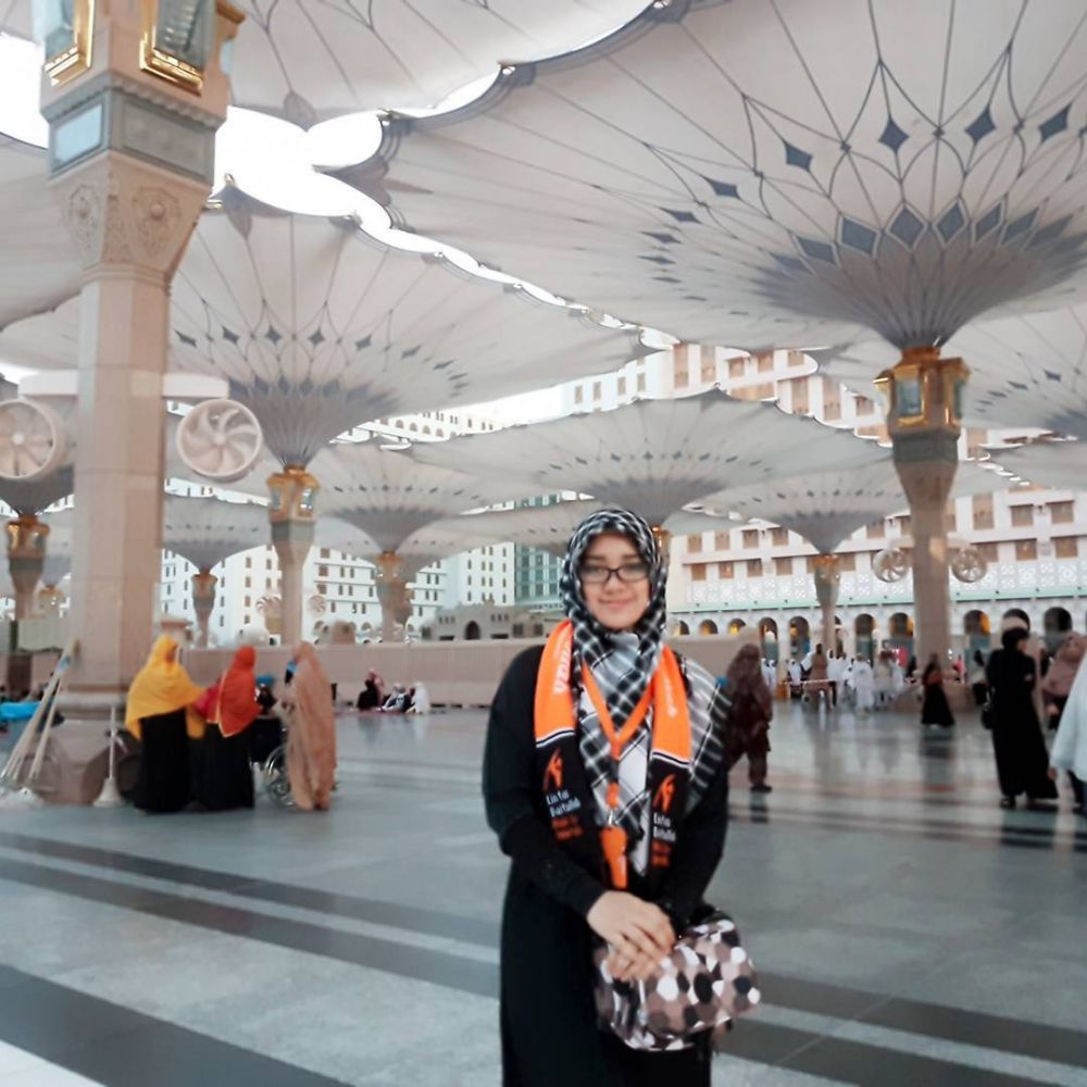 8 Gaya berhijab Bebi Silvana istri Opick ini bisa ditiru