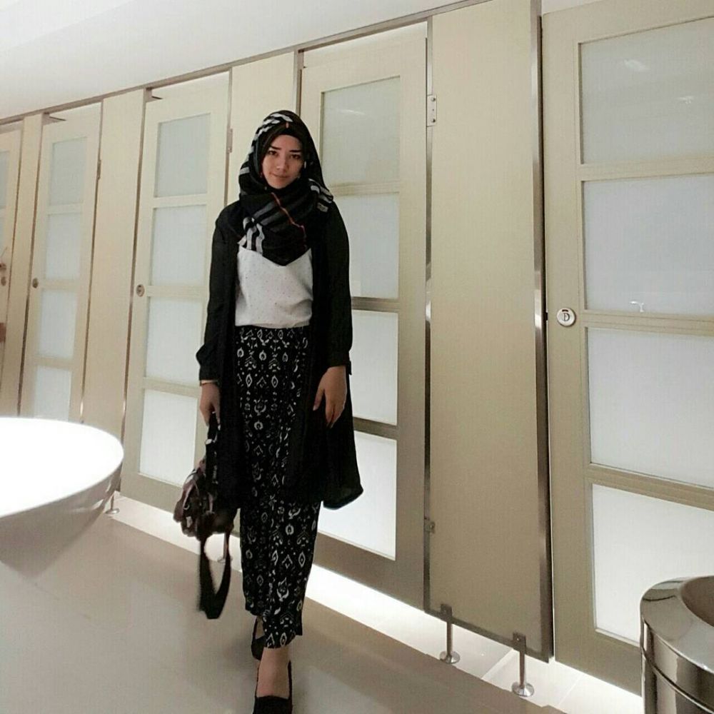 8 Gaya berhijab Bebi Silvana istri Opick ini bisa ditiru