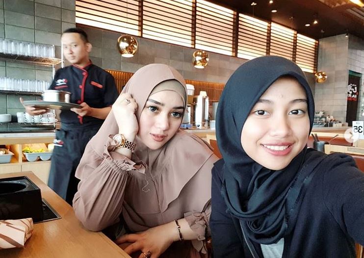 8 Gaya berhijab Bebi Silvana istri Opick ini bisa ditiru
