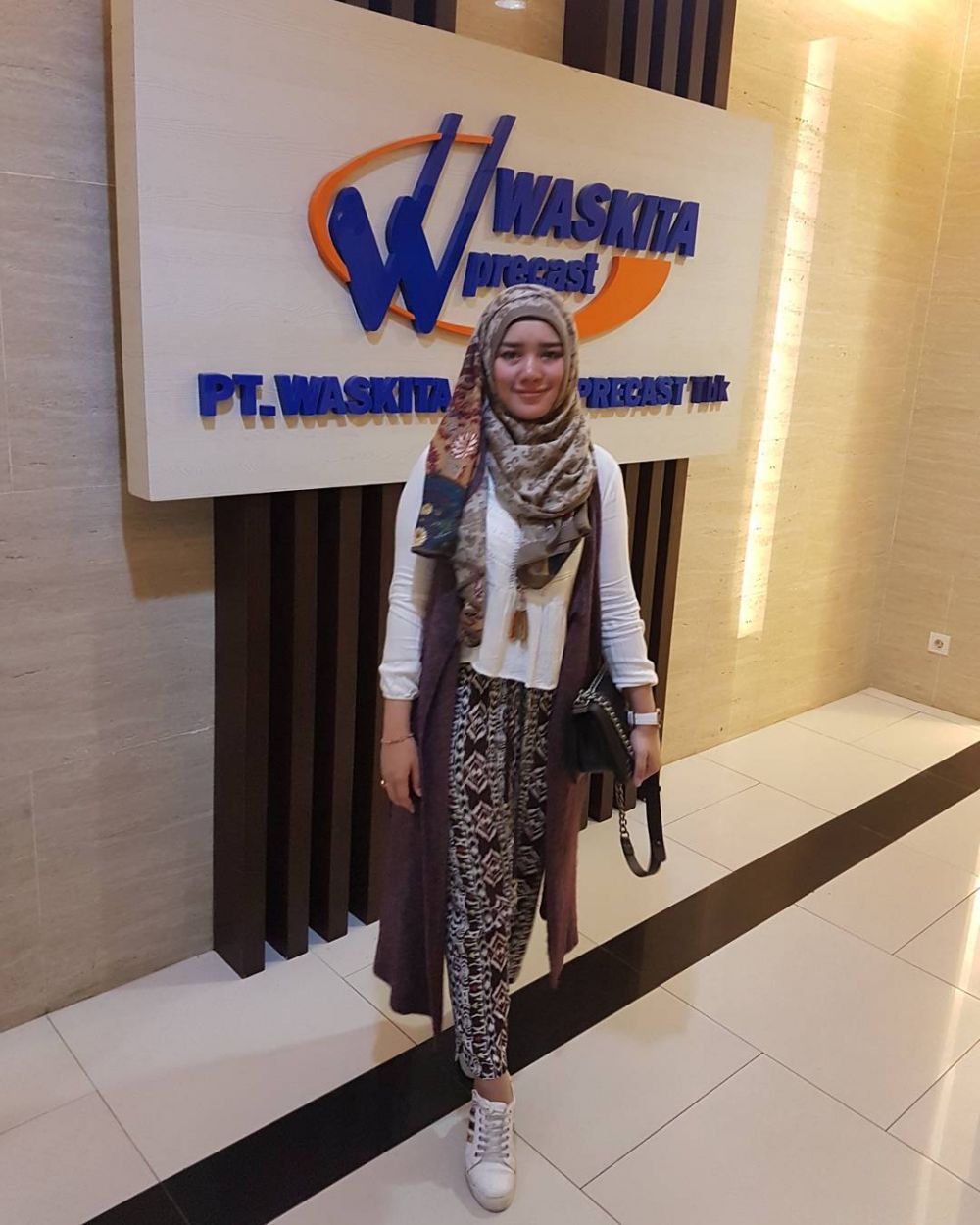 8 Gaya berhijab Bebi Silvana istri Opick ini bisa ditiru