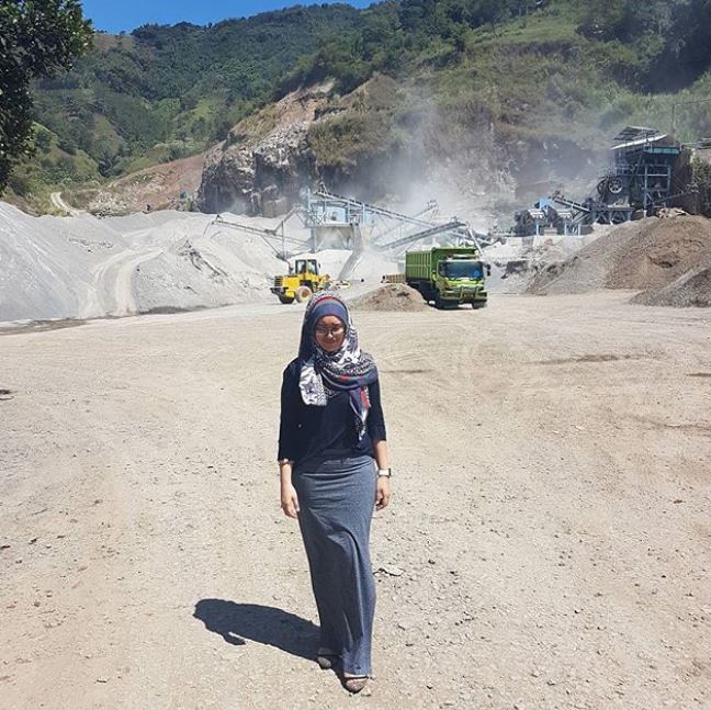 9 Momen Bebi Silvana saat kerja lapangan, tetap memesona