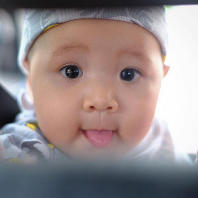 9 Potret anak keempat Zaskia Mecca pakai penutup kepala, gemesin