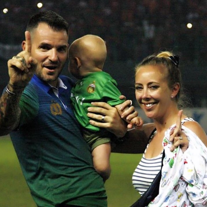 10 Potret kebersamaan Simon McMenemy dan istri, kompak banget