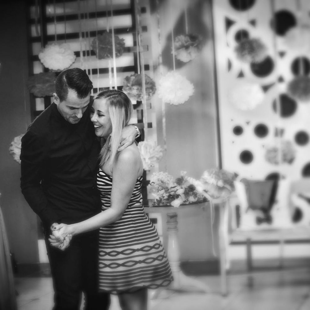 10 Potret kebersamaan Simon McMenemy dan istri, kompak banget