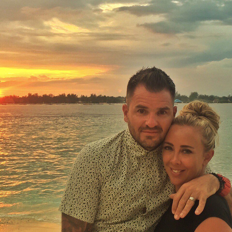 10 Potret kebersamaan Simon McMenemy dan istri, kompak banget