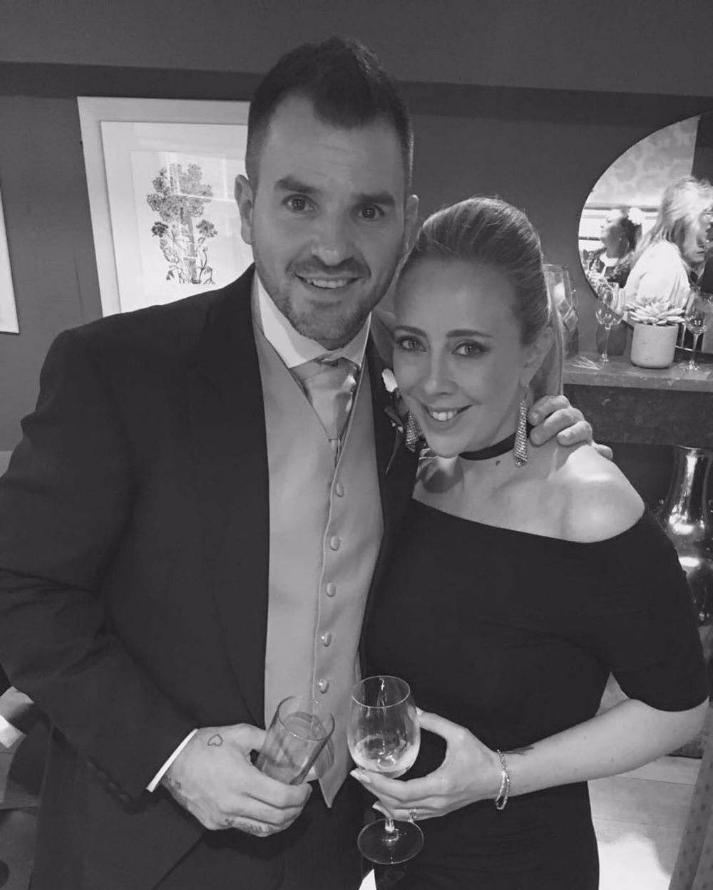 10 Potret kebersamaan Simon McMenemy dan istri, kompak banget