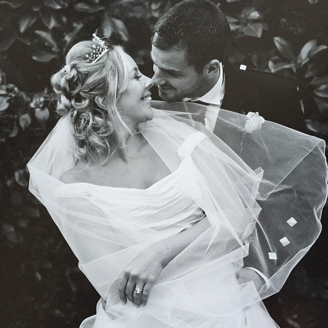 10 Potret kebersamaan Simon McMenemy dan istri, kompak banget