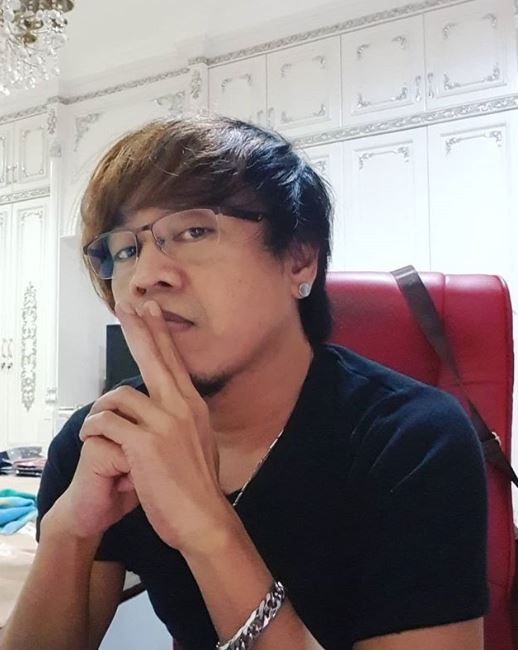 10 Potret Ian Kasela tanpa kacamata ini bikin pangling