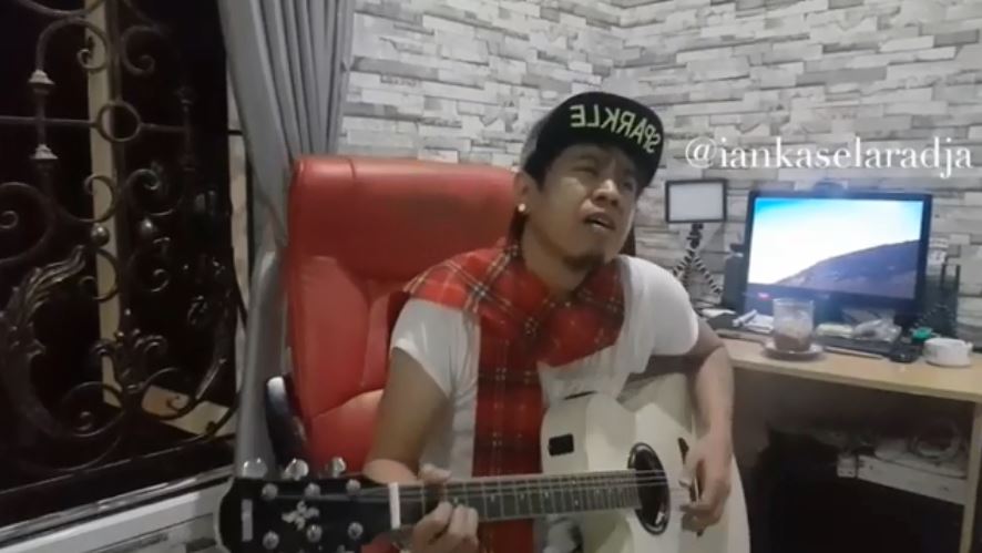 10 Potret Ian Kasela tanpa kacamata ini bikin pangling