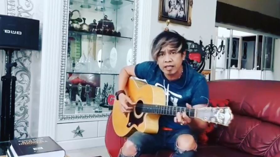 10 Potret Ian Kasela tanpa kacamata ini bikin pangling