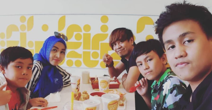 10 Potret Ian Kasela tanpa kacamata ini bikin pangling