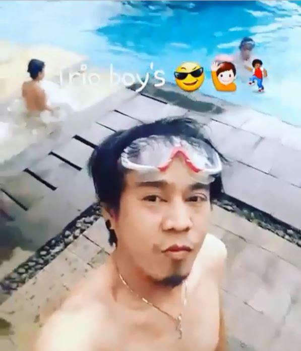 10 Potret Ian Kasela tanpa kacamata ini bikin pangling