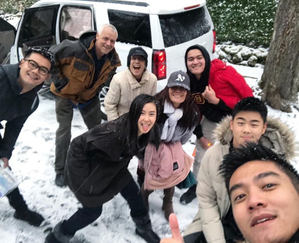 Momen 8 seleb saat liburan bareng orangtua pacar, akrab abis